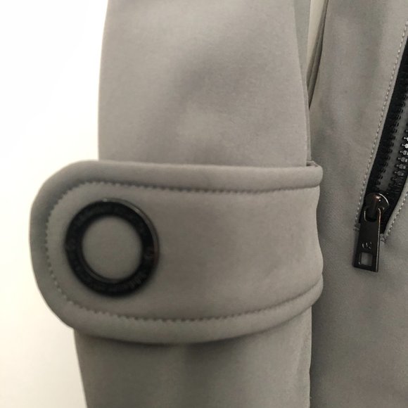 Ladies Size 4 Grey rainproof LULULEMON JACKET with zippered pockets - Picture 4 of 10